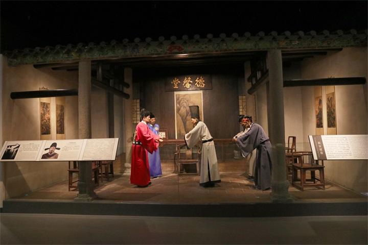 雕塑博物館裝修的展示柜應(yīng)如何設(shè)計以便于觀賞和保護雕塑？